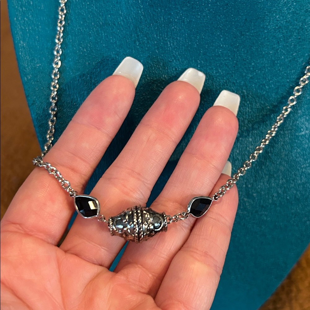 Elegant Silver Pendant Necklace - Picture 8 of 8